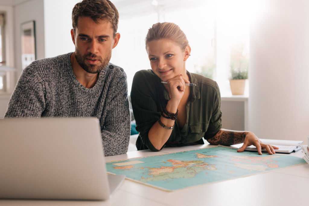 Couple de français qui regarde où s'expatrier