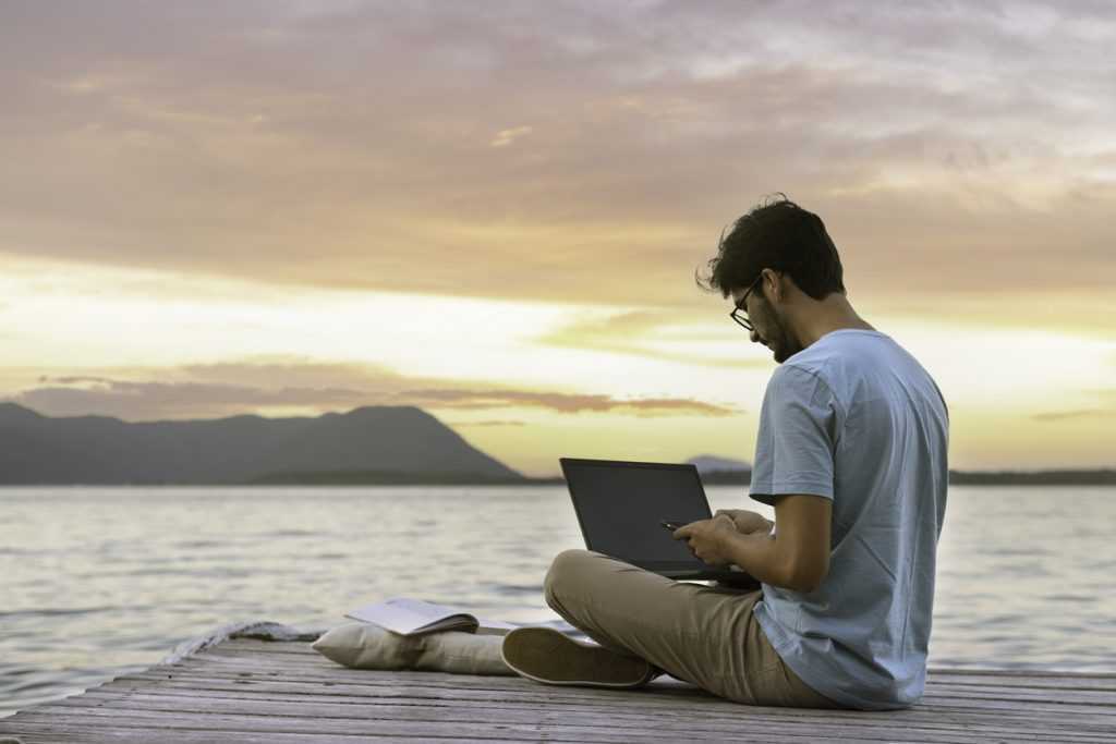 Jeune homme qui cherche son assurance voyage internationale